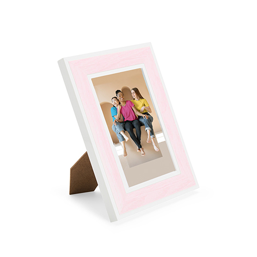 Porta Retrato para foto 10x15, pode ser usado na vertical ou na horizontal, foto em Couchê Incluída

Possui moldura em PVC, visor em folha de acetato, fundo em MDF e travas metálicas

Altura :  20,2 cm

Largura :  15,1 cm

Espessura :  2 cm

Medidas aproximadas para gravação (CxL):  1,5 cm x 8 cm



18991
